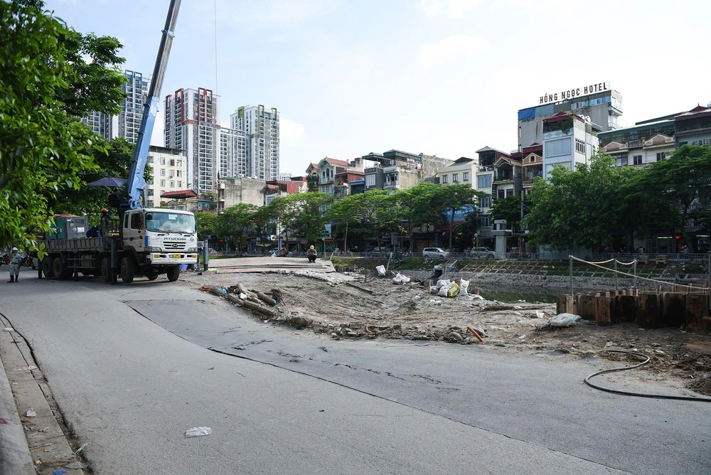 Ngay khi phát hiện sự việc, lực lượng chức năng đã yêu cầu công ty tạm dừng thi công để khắc phục sự cố. Được biết, hệ thống cống gom nước thải sông Tô Lịch dài 21 km, trong đó, có hơn 11 km đi ngầm, được khởi công vào tháng 5-2020. Theo thiết kế, hệ thống cống gom nước thải chạy dọc sông Tô Lịch sẽ dẫn nước thải về Nhà máy xử lý nước thải Yên Xá.