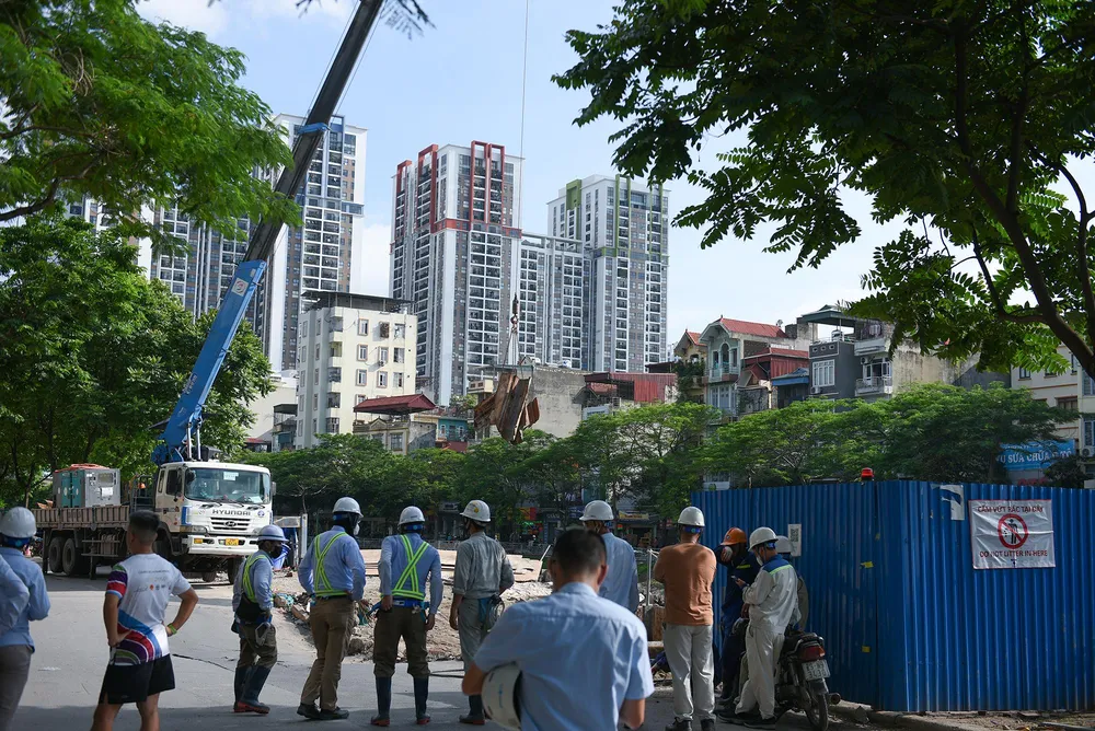 Một cán bộ phường Khương Đình cho biết ngay khi nhận được tin báo từ người dân trên địa bàn, lãnh đạo phường Khương Đình đã khẩn trương thành lập đoàn kiểm tra, phối hợp với Thanh tra giao thông quận Thanh Xuân lập biên bản đơn vị thi công và yêu cầu khắc phục sự cố trước 5 giờ sáng 15-6.