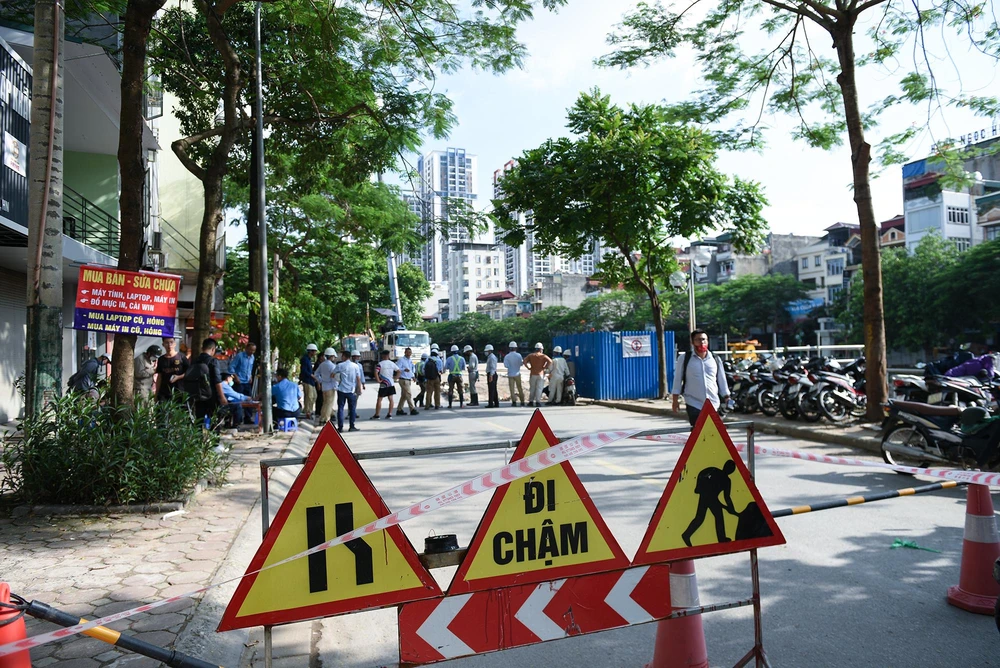 Lực lượng chức năng đã rào chắn, cấm đường, hướng dẫn các phương tiện chủ động lưu thông theo hướng khác.