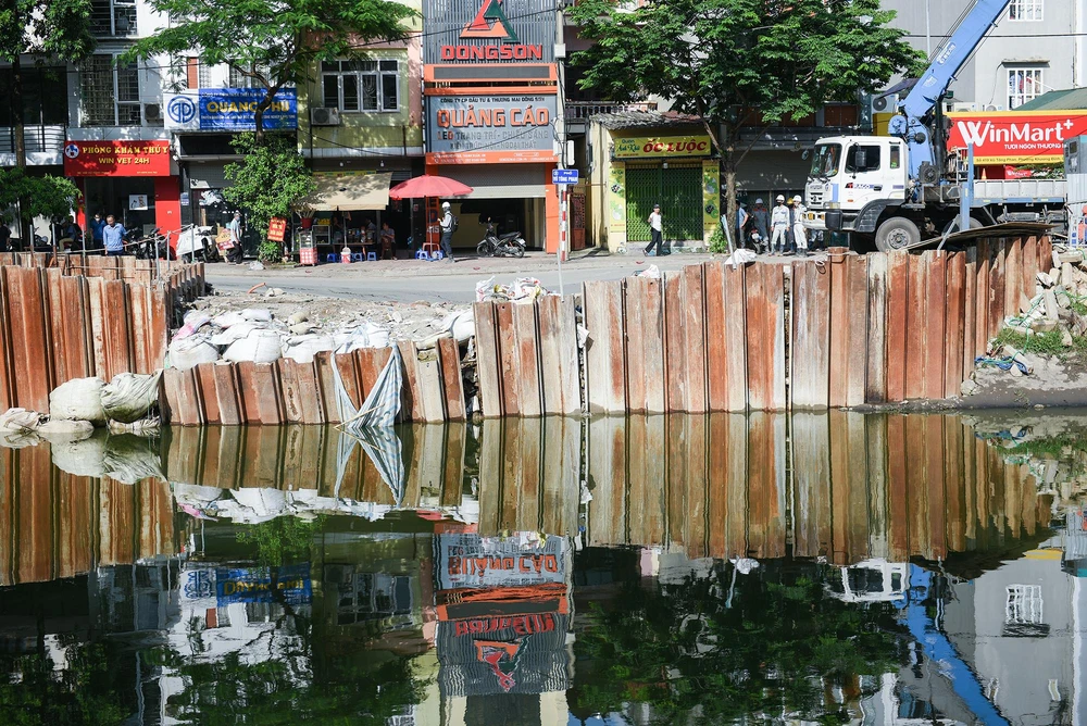 Sự cố lún võng mặt đường Vũ Tông Phan, phường Khương Đình (Thanh Xuân, Hà Nội) xảy ra vào khoảng 15 giờ chiều ngày 14-6. Vị trí lún võng nằm ngay sát công trường dự án thi công hệ thống cống gom nước thải dọc sông Tô Lịch về Nhà máy xử lý nước thải Yên Xá.