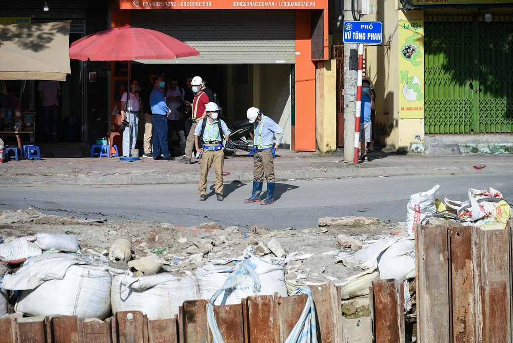 Còn theo đại diện Thanh tra Sở Giao thông vận tải Hà Nội, khu vực sự cố thuộc dự án cống gom xử lý nước thải của nhà máy nước thải Yên Xá do Công ty Tokken thi công.