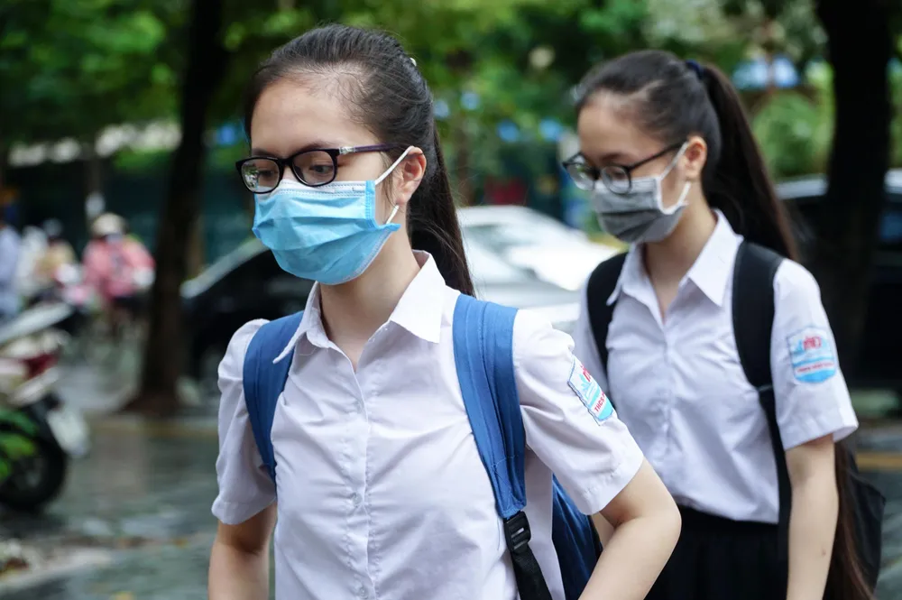 Các phụ huynh sẵn sàng đóng góp xã hội hóa để con có cơ hội tiếp tục theo học hệ song bằng ở bậc THPT. Ảnh PHI HÙNG