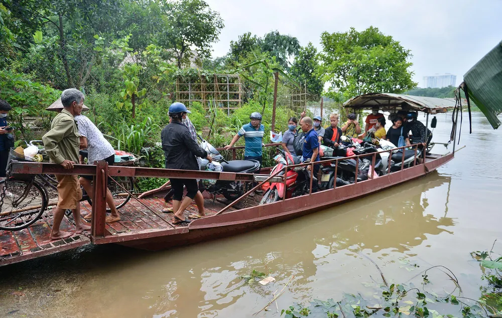 Khách đi đò chủ yếu là người dân sống và có vườn tại bãi giữa sông Hồng. Khách đi đò chủ yếu là người dân sống và có vườn tại bãi giữa sông Hồng.