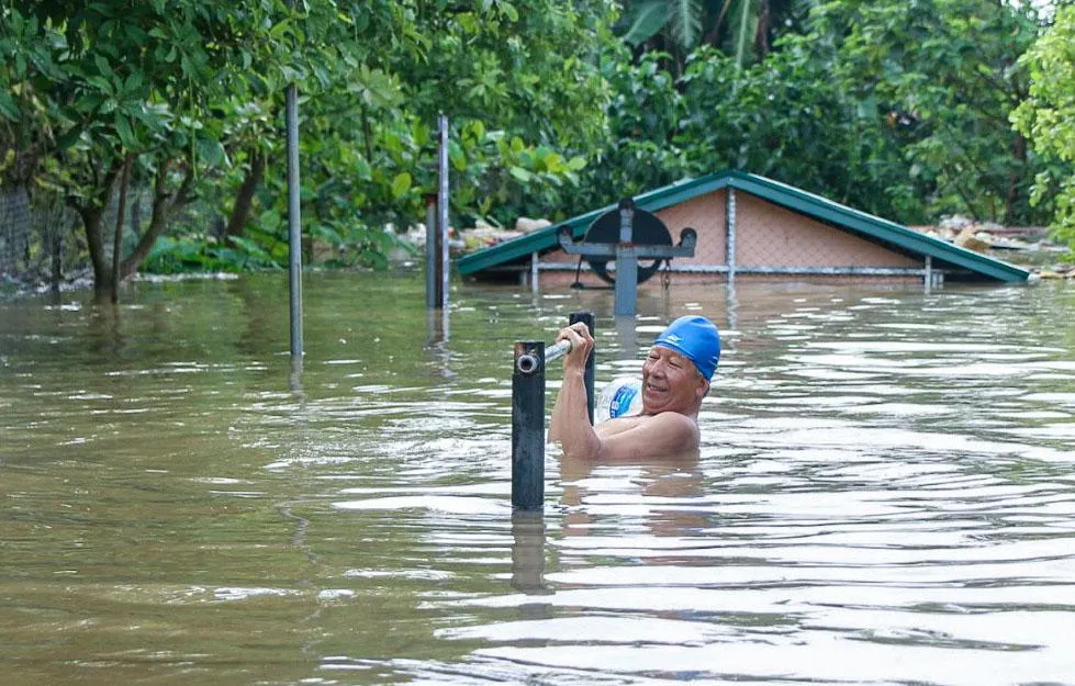 Khu vực tập thể dục của người dân ở bãi giữa sông Hồng bị ngập sâu. Khu vực tập thể dục của người dân ở bãi giữa sông Hồng bị ngập sâu.