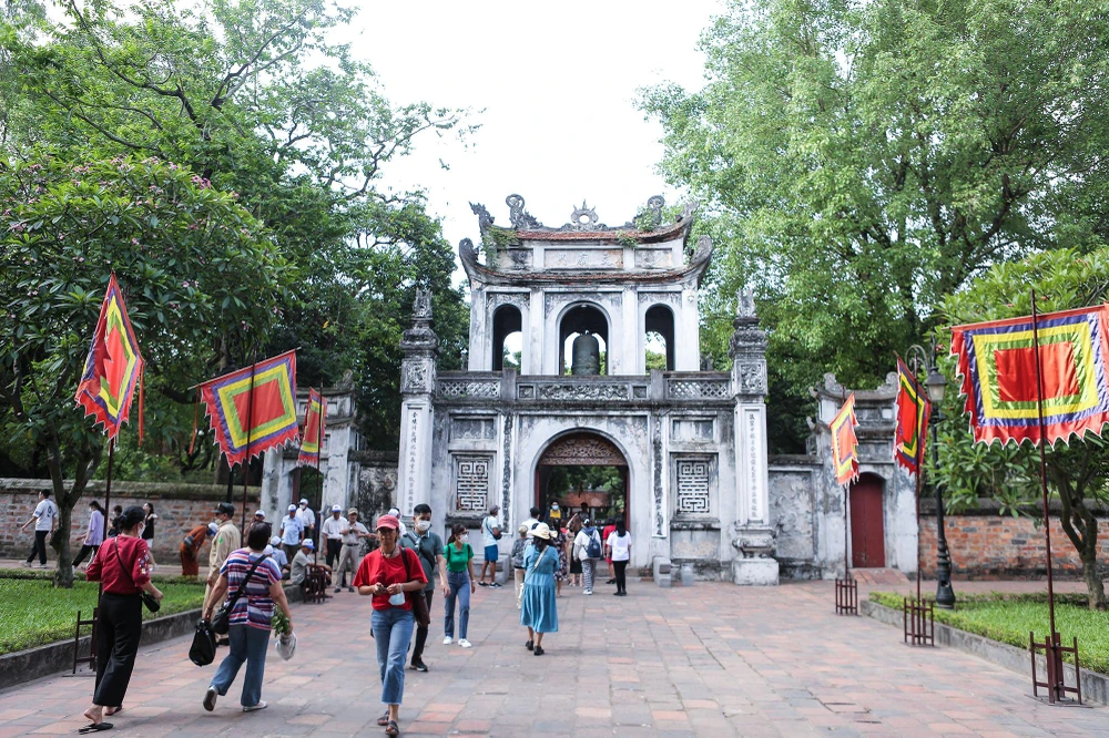 Những ngày giáp kỳ thi vào lớp 10 THPT năm 2022, Văn Miếu Quốc Tử Giám ở Hà Nội nhiều người ra vào tấp nập.