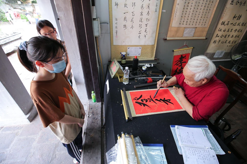 Sau khi lễ xong, sĩ tử được phụ huynh đưa đi xin chữ thư pháp cầu mong may mắn đỗ đạt.