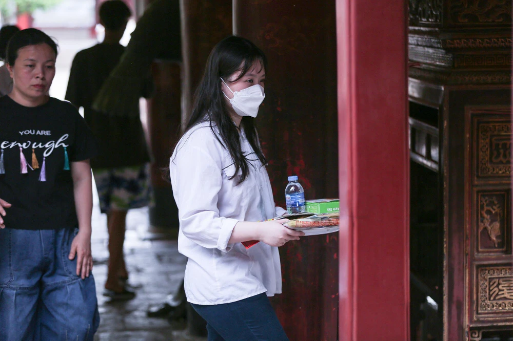 Các sĩ tử cùng phụ huynh đã mang lễ vật vào đây để cầu may mắn trước kỳ thi vào lớp 10 THPT sắp tới.