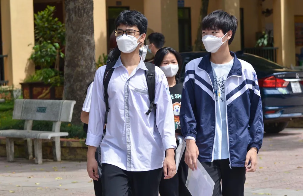 Ghi nhận tại điểm thi Trường THPT Bắc Thăng Long, huyện Đông Anh, TP Hà Nội, ngay từ sáng nhiều thí sinh đã có mặt để làm các thủ tục cần thiết trước khi bước vào Kỳ thi tuyển sinh vào lớp 10.