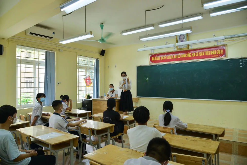 Tại phòng thi, các thí sinh được nghe phổ biến nội quy, rà soát, đối chiếu lại thông tin.