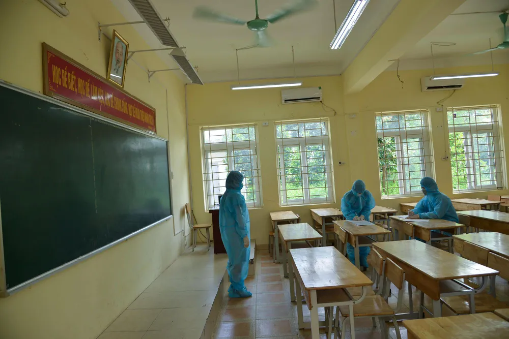 Điểm thi Trường THPT Bắc Thăng Long cũng bố trí phòng thi dự phòng, đảm bảo cách ly y tế khi có thí sinh mắc COVID-19. Tại điểm thi có một thí sinh mắc COVID-19 đó là thí sinh Nguyễn Quốc Huy. Hiện, sức khoẻ thí sinh bình thường và vẫn đủ sức khoẻ nên Quốc Huy có đơn xin tự nguyện dự thi.