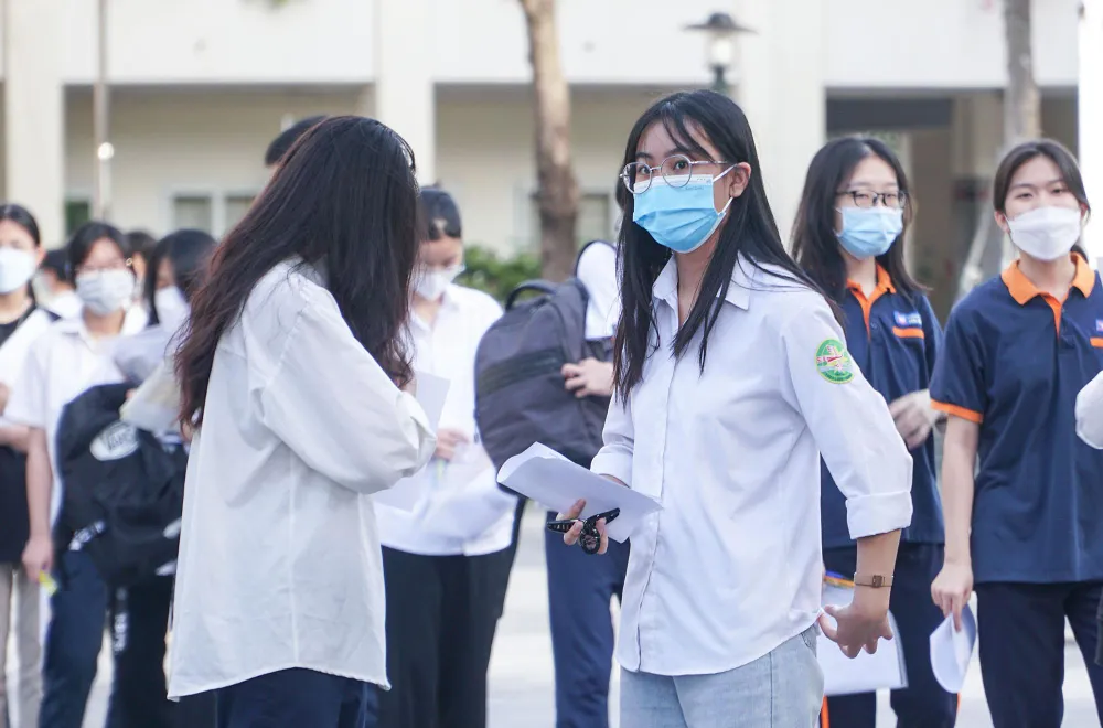 Theo lịch, sáng 18-6, thí sinh thi Ngữ văn (120 phút), chiều thi Ngoại ngữ (60 phút). Sáng 19-6, thí sinh thi Toán (120 phút). Được biết, Hà Nội có gần 107.000 đăng ký tham gia dự thi. Theo lịch, sáng 18-6, thí sinh thi Ngữ văn (120 phút), chiều thi Ngoại ngữ (60 phút). Sáng 19-6, thí sinh thi Toán (120 phút). Được biết, Hà Nội có gần 107.000 đăng ký tham gia dự thi.