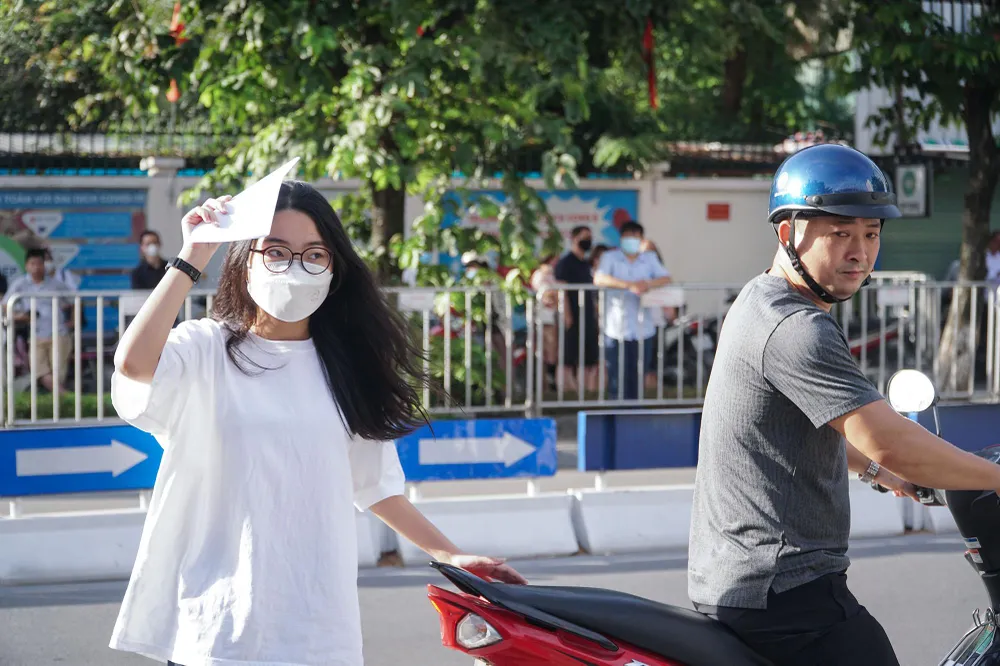 Sáng nay, gần 107 nghìn thí sinh tại Hà Nội sẽ bước vào môn thi Ngữ Văn - đây là môn thi đầu tiên trong kỳ thi lớp 10 công lập. Sáng nay, gần 107 nghìn thí sinh tại Hà Nội sẽ bước vào môn thi Ngữ Văn - đây là môn thi đầu tiên trong kỳ thi lớp 10 công lập.