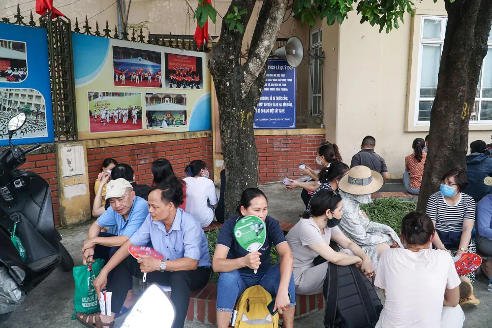 Dưới thời tiết oi bức, nhiều người kiên nhẫn chờ đợi con hàng giờ đồng hồ. Dưới thời tiết oi bức, nhiều người kiên nhẫn chờ đợi con hàng giờ đồng hồ.