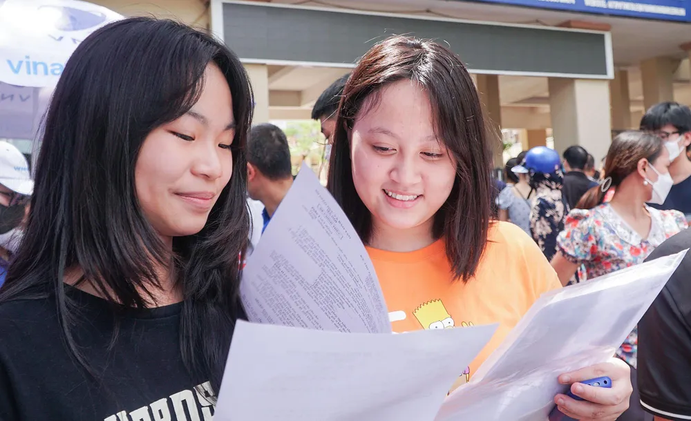 Thí sinh Nguyễn Hải Anh (phải) rất vui mừng gặp lại bạn và cho biết, đề thi môn Ngữ Văn năm nay không khó so với mọi năm, Anh tự tin mình sẽ giành được điểm 8,5 môn thi này.