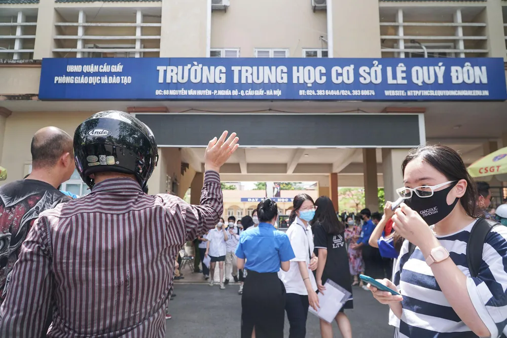 Sau khi hoàn thành môn thi, những cánh tay của phụ huynh giơ cao để chào đón các con bước ra khỏi phòng thi. Sau khi hoàn thành môn thi, những cánh tay của phụ huynh giơ cao để chào đón các con bước ra khỏi phòng thi.