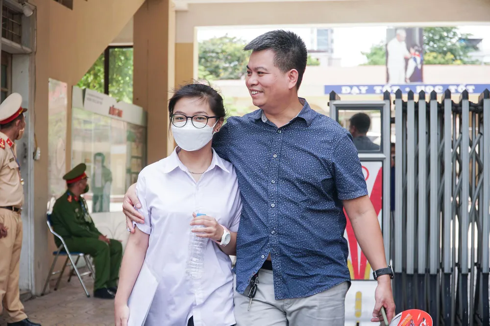 Nét mặt lo âu của phụ huynhh đã thay thế bởi nụ cười sau khi thí sinh bước ra từ phòng thi.