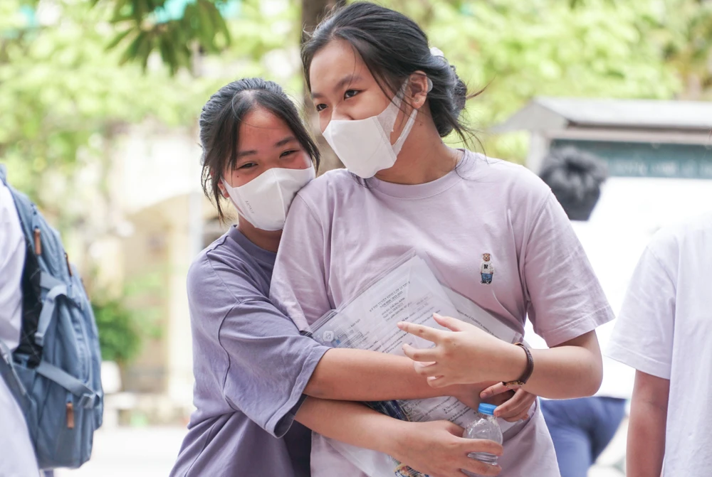 Nhiều thí sinh phấn khích sau khi kết thúc ngày thi đầu tiên của Kỳ thi tuyển sinh vào lớp 10 THPT ở Hà Nội. Ảnh PHI HÙNG