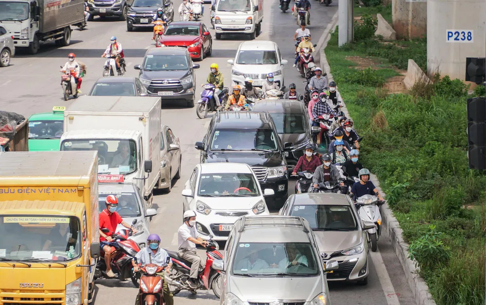 Trong lúc chờ đèn đỏ, dưới thời tiết nắng nóng như thiêu đốt, nhiều người đi đường có len lỏi vào nơi bóng mát, dưới chân công trình đường sắt Nhổ - ga Hà Nội.