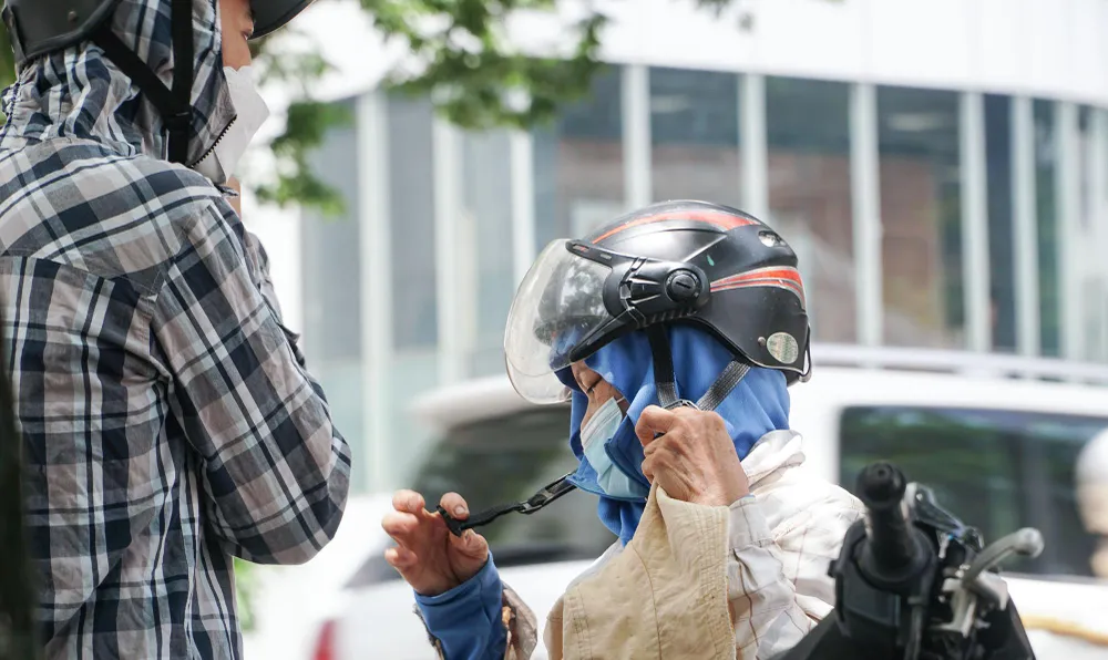 Ai nấy mỗi khi ra đường cũng bịt bọc kín mít.