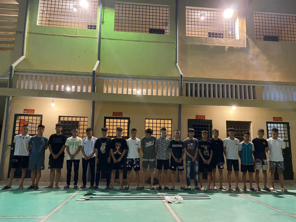 Nhóm người tại trụ sở công ảnh. Ảnh CACC