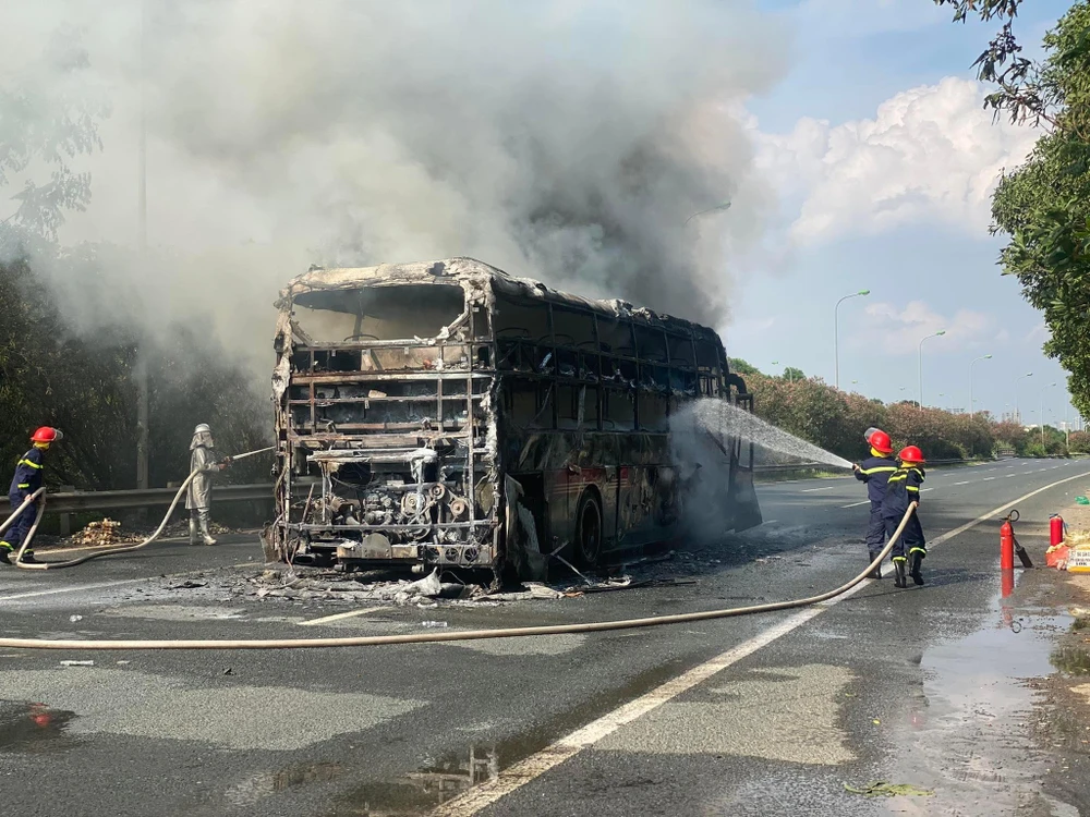 Vụ cháy xe không gây thiệt hại về người. Ảnh CTV