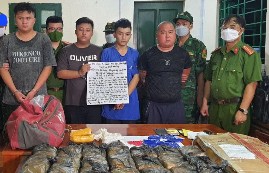 Các nghi phạm cùng tang vật 174.000 viên ma túy. Ảnh CTV