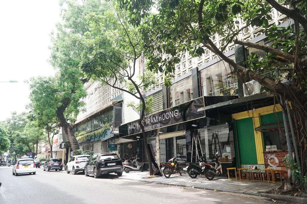 Trong danh mục 10 công trình do UBND TP Hà Nội đề xuất di dời có nhiều cơ sở nhà đất nằm tại vị trí "đất vàng" nội đô như Công ty In báo Nhân dân Hà Nội, số 15 Hàng Tre, quận Hoàn Kiếm với diện tích 1.554 m2. Trong danh mục 10 công trình do UBND TP Hà Nội đề xuất di dời có nhiều cơ sở nhà đất nằm tại vị trí "đất vàng" nội đô như Công ty In báo Nhân dân Hà Nội, số 15 Hàng Tre, quận Hoàn Kiếm với diện tích 1.554 m2.