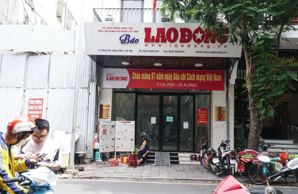 Trụ sở báo Lao Động, số 51 Hàng Bồ, quận Hoàn Kiếm cũng nằm trong danh sách di dời theo đề xuất. UBND TP Hà Nội cho biết, đề xuất trên nhằm thực hiện chủ trương di dời các cơ sở nhà, đất phải di dời do không phù hợp quy hoạch trên địa bàn thành phố, căn cứ Điểm b Khoản 1 Điều 21 mục 2 Nghị định số 167/2017/NĐ-CP ngày 31/12/2017 của Chính phủ về sắp xếp lại, xử lý tài sản công. Trụ sở báo Lao Động, số 51 Hàng Bồ, quận Hoàn Kiếm cũng nằm trong danh sách di dời theo đề xuất. UBND TP Hà Nội cho biết, đề xuất trên nhằm thực hiện chủ trương di dời các cơ sở nhà, đất phải di dời do không phù hợp quy hoạch trên địa bàn thành phố, căn cứ Điểm b Khoản 1 Điều 21 mục 2 Nghị định số 167/2017/NĐ-CP ngày 31/12/2017 của Chính phủ về sắp xếp lại, xử lý tài sản công.
