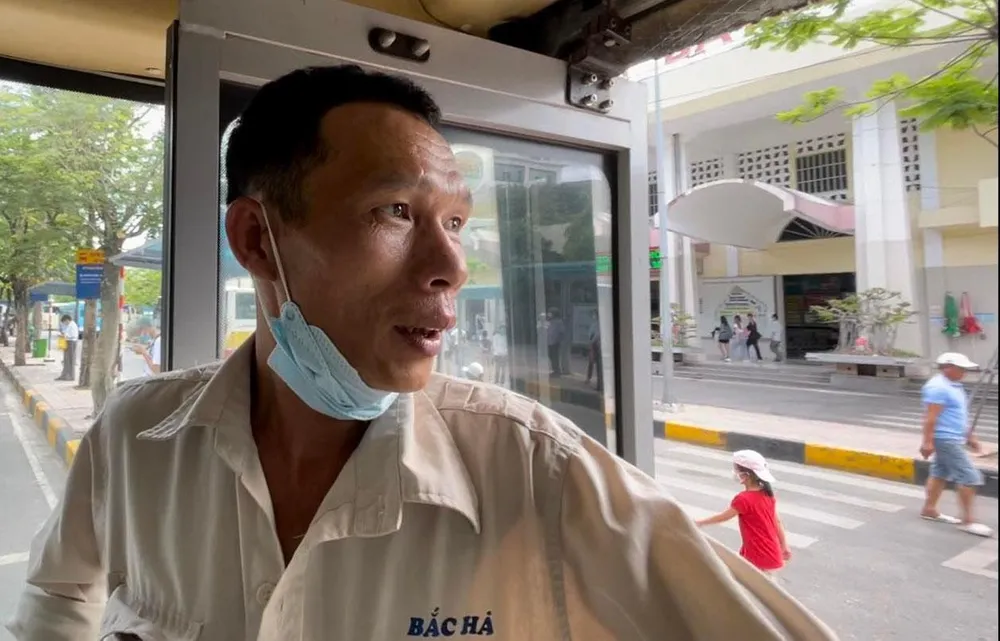 Anh Nguyễn Quốc Tuyên - tài xế tuyết bus số 41. Ảnh PHI HÙNG Anh Nguyễn Quốc Tuyên - tài xế tuyết bus số 41. Ảnh PHI HÙNG