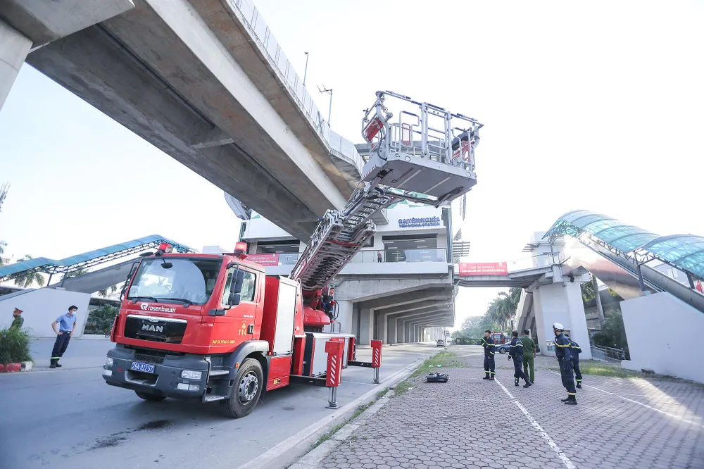 Ngày 2-7, tại nhà ga Yên Nghĩa (Hà Nội), Công an TP Hà Nội phối hợp với Công ty TNHH MTV Đường sắt Hà Nội tổ chức diễn tập phòng cháy chữa cháy (PCCC) và cứu nạn, cứu hộ khi xảy ra các tình huống cháy, nổ với nhà ga thuộc các tuyến đường sắt đô thị.