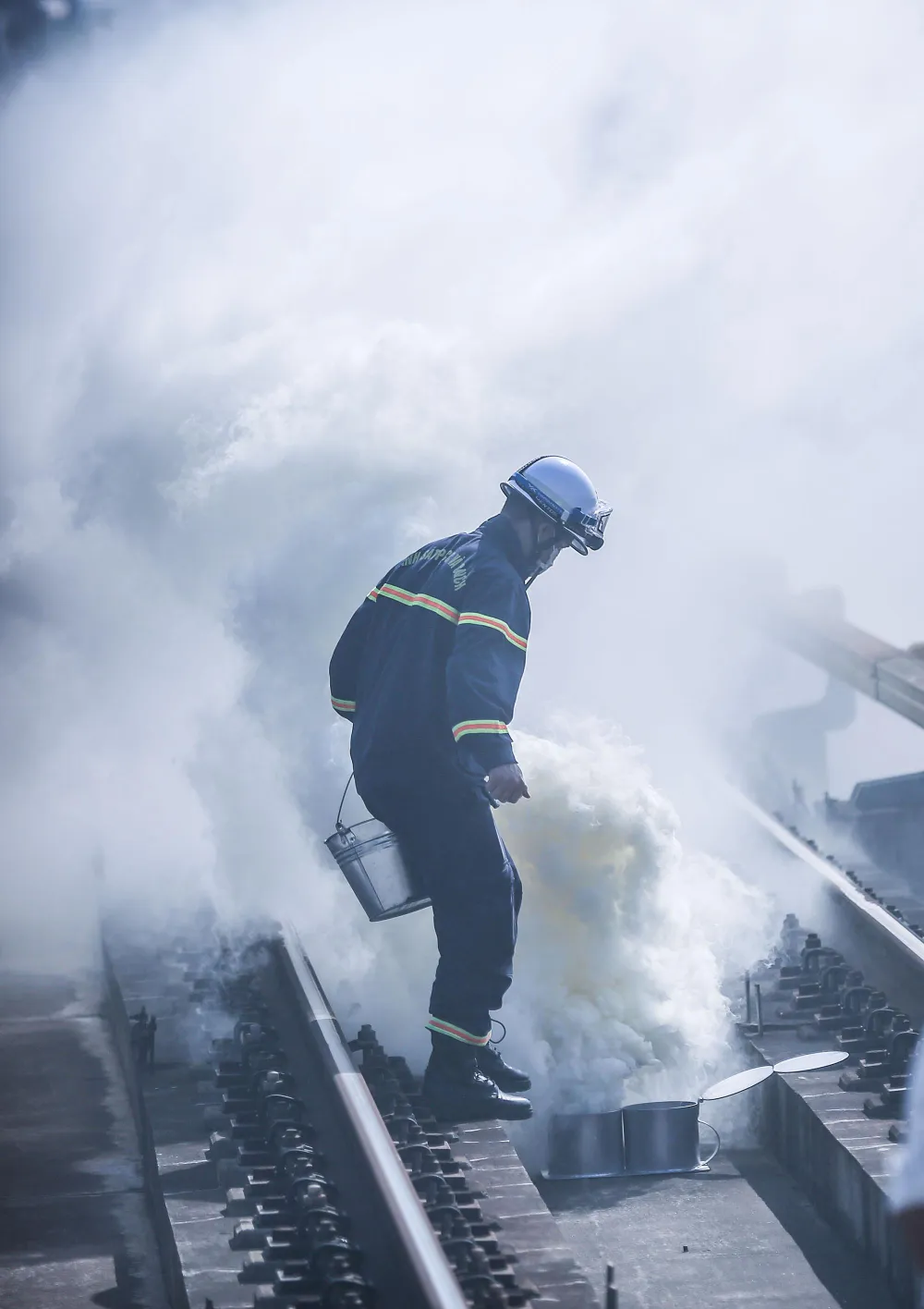 Lực lượng chức năng phun vòi rồng từ mặt đất đưa lên đường ray trên cao để chữa cháy.