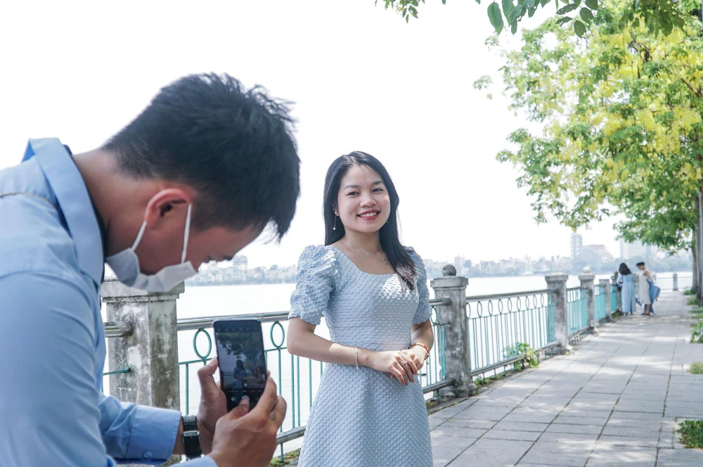 Vẻ đẹp của loài hoa khiến nhiều người tranh thủ chụp những tấm hình lưu niệm.