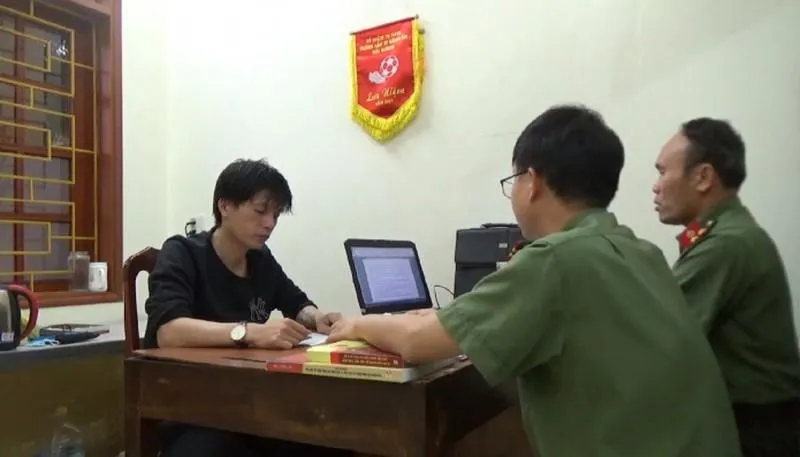 Công an tỉnh Hải Dương đang lấy lời khai của nghi phạm. Ảnh CTV