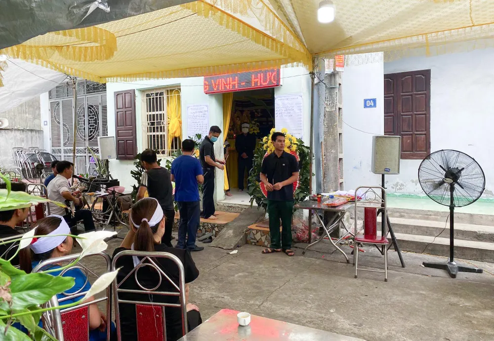 Ai nấy cũng đều bàng hoàng trước sự ra đi đột ngột của anh V. Ảnh: PHI HÙNG Ai nấy cũng đều bàng hoàng trước sự ra đi đột ngột của anh V. Ảnh: PHI HÙNG