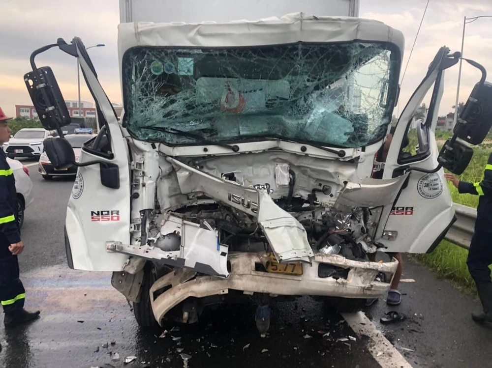 Đầu chiếc xe bị biến dạng hoàn toàn sau vụ tai nạn. Ảnh: CTV