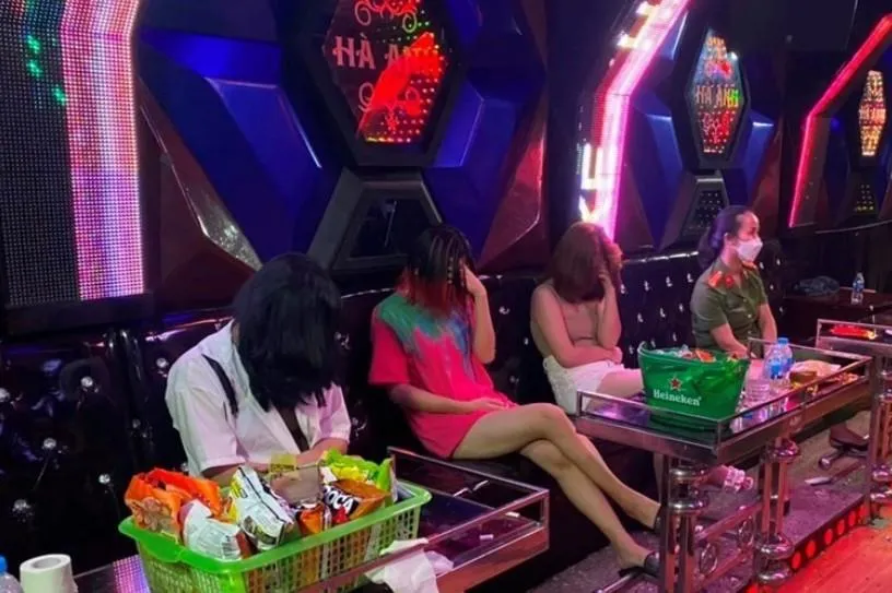 Nhóm người sử dụng chất ma túy trong quán karaoke bị Công an quận Hồng Bàng bắt giữ. Ảnh: CACC Nhóm người sử dụng chất ma túy trong quán karaoke bị Công an quận Hồng Bàng bắt giữ. Ảnh: CACC