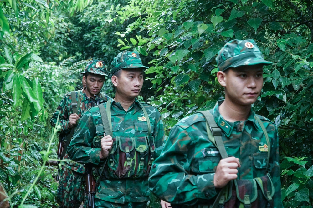 Để công tác quản lý, bảo vệ đường biên, cột mốc trên tuyến biên giới được an toàn, các anh phải vượt núi, băng rừng và dầm mình trong mưa gió bảo vệ bình yên khu vực đường biên.