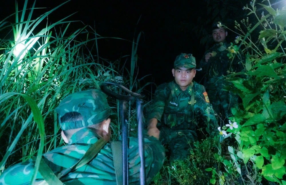 Đường tuần tra hiểm trở, nhưng chưa đêm nào vắng bước chân của các cán bộ, chiến sĩ Đồn Biên phòng cửa khẩu Lóng Sập.