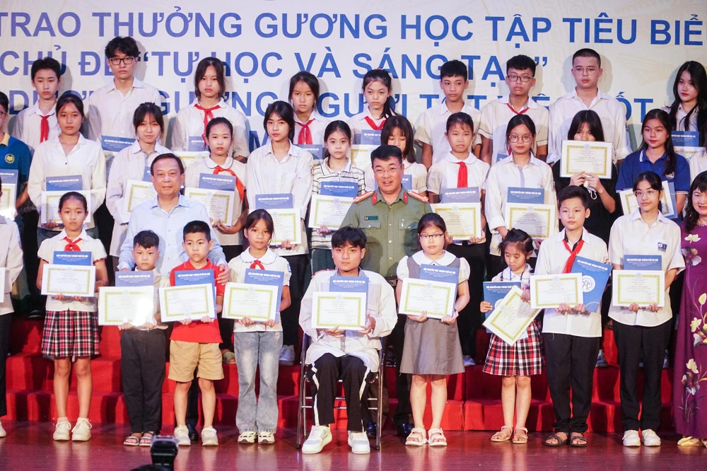 Nhiều tấm gương sáng đã được Hội Khuyến học Hà Nội biểu dương, trao thưởng. Ảnh PHI HÙNG