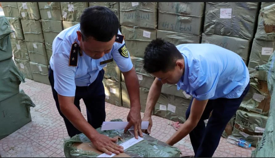 Toàn bộ hàng hóa trong kho bị lực lượng chức năng niêm phong, tạm giữ. Ảnh: CTV