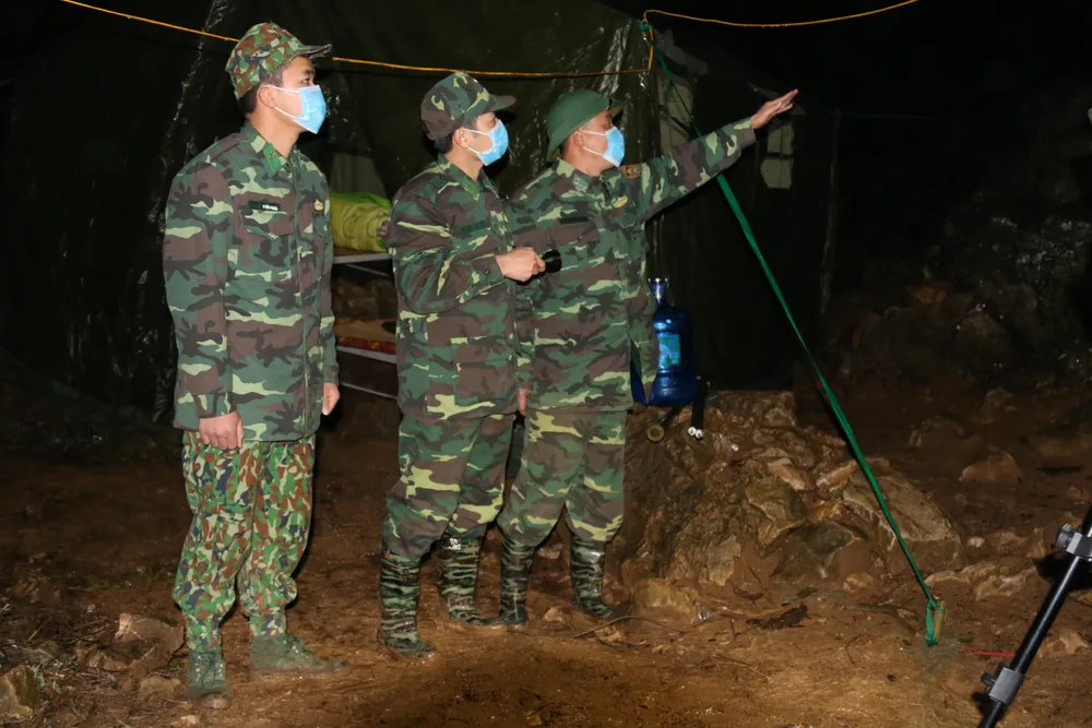 Cán bộ, chiến sĩ Bộ đội Biên phòng Lạng Sơn tăng cường kiểm tra, kiểm soát ngăn chặn hoạt động vi phạm pháp luật trên biên giới. Ảnh LÊ ĐỒNG Cán bộ, chiến sĩ Bộ đội Biên phòng Lạng Sơn tăng cường kiểm tra, kiểm soát ngăn chặn hoạt động vi phạm pháp luật trên biên giới. Ảnh LÊ ĐỒNG