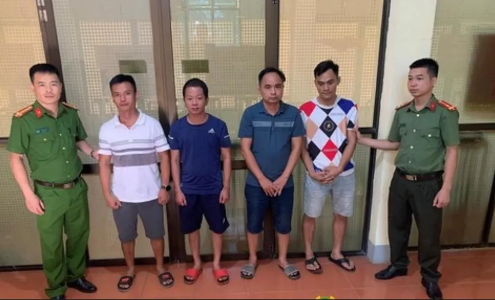 Các nghi phạm trong đường dây đưa người nhập cảnh trái phép từ Trung Quốc vào Việt Nam. Ảnh: CACC