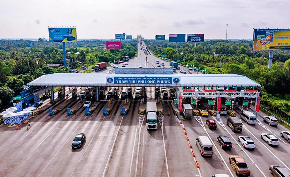 Những ngày qua tuyến cao tốc TP.HCM- Long Thành – Dầu Giây đã bắt đầu tiến hành thu phí điện tử tự động không dừng (ETC). Do nhiều tài xế chưa quen với việc thu phí này nên tại trạm thu phí có lúc còn ùn tắc nhẹ.