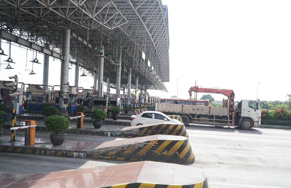 Trước đó, thực hiện chỉ thị số 11 của Phó Thủ tướng Lê Văn Thành về việc đẩy nhanh tiến độ dán thẻ định danh xe ô tô để sử dụng dịch vụ thu phí điện tử không dừng từ 1-8, Công ty TNHH thu phí tự động VETC đã ra quân trên 63 tỉnh thành.