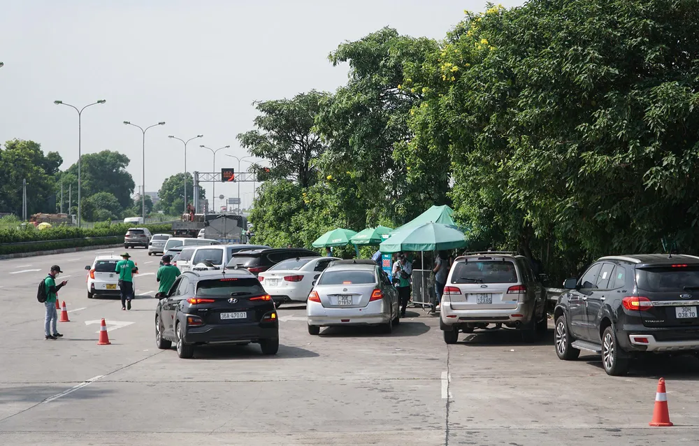 Chương trình dán thẻ miễn phí sẽ kéo dài đến 24 giờ ngày 5-8 và bắt đầu thu phí 120.000/lượt dán thẻ từ 0 giờ ngày 6-8.