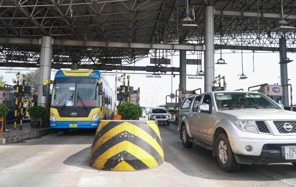 Theo yêu cầu của Bộ GTVT, từ 0 giờ ngày 1-8, các tuyến đường cao tốc trên cả nước sẽ chấm dứt làn thu phí thủ công để chuyển sang thu phí điện tử tự động không dừng và chỉ duy trì một làn thu phí hỗn hợp tại mỗi trạm thu phí để xử lý sự cố.