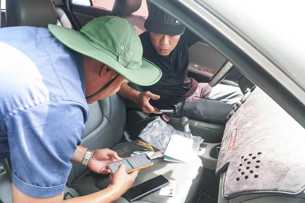 &quot;Từ lúc tôi đỗ xe tới giờ chưa mất đến 3 phút đồng hồ đã xong hết các thủ tục cần thiết. Việc thu phí không dừng này rất tiện lợi, nhất là các tuyến đường cao tốc, việc đi qua trạm thu phí chỉ mất khoảng 10 giây thay vì phải chờ đợi khoảng vài phút như cách làm thủ công trước đây. Đó là chưa tính đến việc ùn ứ, tắc trạm thu phí có khi lên đến 15 - 30 phút&quot;- một lái xe chia sẻ. Bộ GTVT yêu cầu đơn vị cung cấp dịch vụ ETC gỡ khó trong việc dán thẻ 31/07/2022 (PLO)- Bộ GTVT yêu cầu đơn vị cung cấp dịch vụ ETC có giải pháp để chủ phương tiện thuận lợi hủy hoặc thay thế thẻ dịch vụ đã dán thông qua việc tăng cường các điểm dịch vụ hoặc thực hiện online.