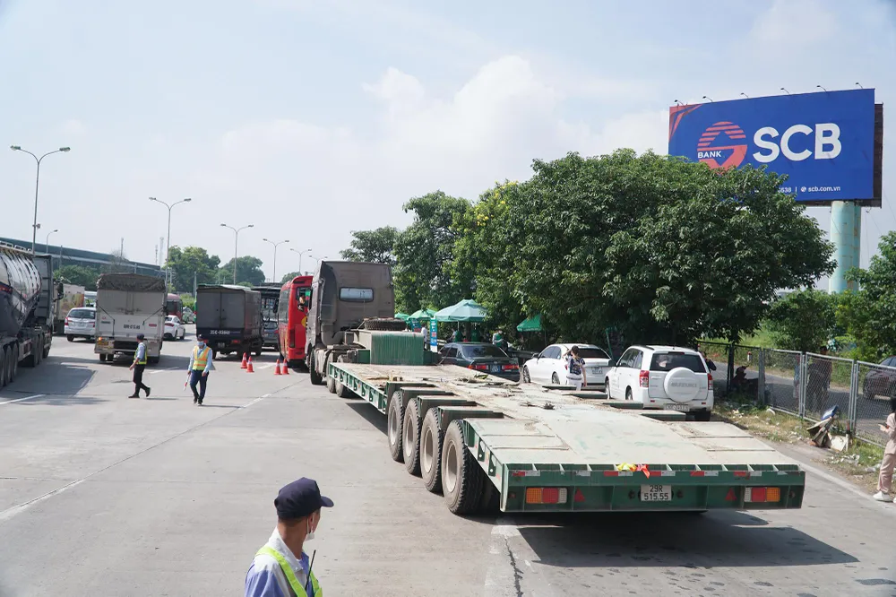 Tương tự, tại khu vực dán thẻ ETC ở Trạm thu phí Pháp Vân - Cầu Giẽ nhiều phương tiện nối đuôi nhau để chờ tư vấn, xếp hàng để được tư vấn.