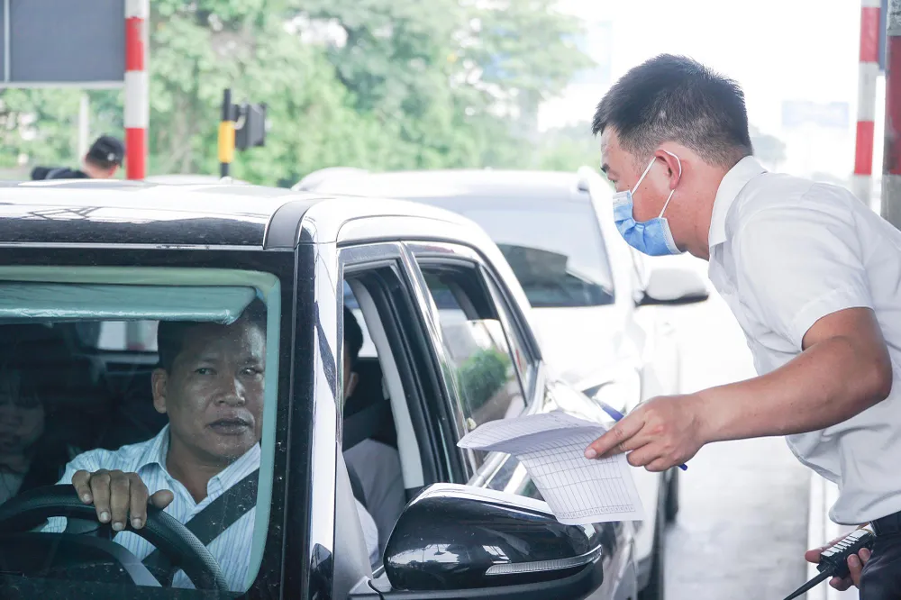 Theo yêu cầu của Bộ GTVT, từ 0 giờ ngày 1-8, các tuyến đường cao tốc trên cả nước sẽ chấm dứt làn thu phí thủ công để chuyển sang thu phí điện tử tự động không dừng và chỉ duy trì một làn thu phí hỗn hợp tại mỗi trạm thu phí để xử lý sự cố.