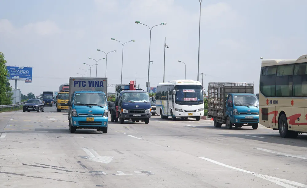 Có lúc các phương tiện di chuyển chậm khi đi qua trạm thu phí vì một số xe đi chưa đúng làn đường phải chuyển hướng sang làn đường khác.